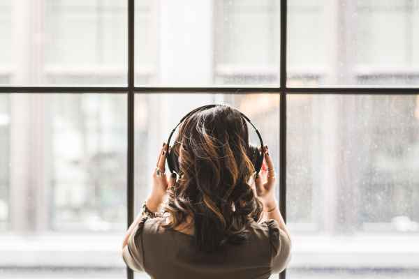 Como usar fones de ouvido com ruído branco para respirar melhor durante o expediente